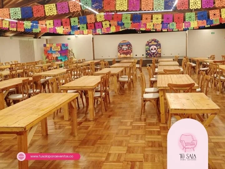 mesas y sillas en madera para eventos