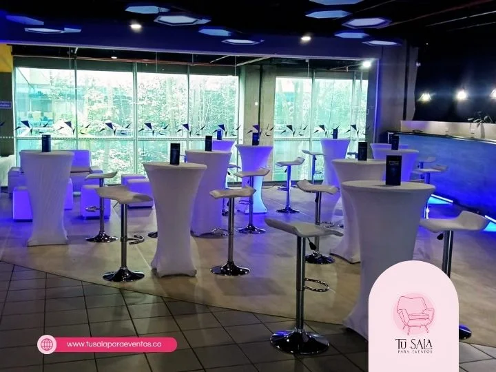 sillas y mesas altas para eventos
