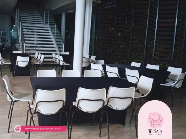 sillas y mesas en alquiler